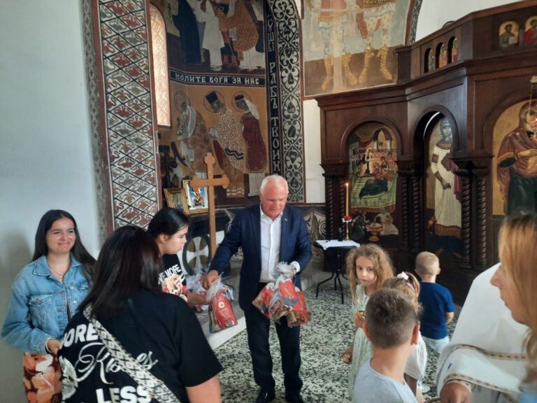 Милорад Арлов подијелио пакетиће за Малу Госпојину у Глини