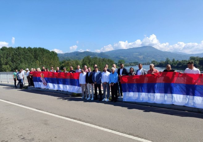 Спајање застава општине Братунац и Љубовија – Дрина није граница