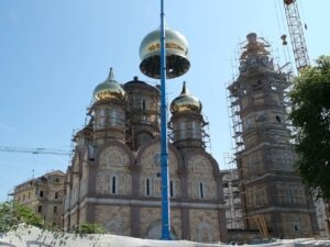 Постављене куполе на српско-руски храм у Бањалуци