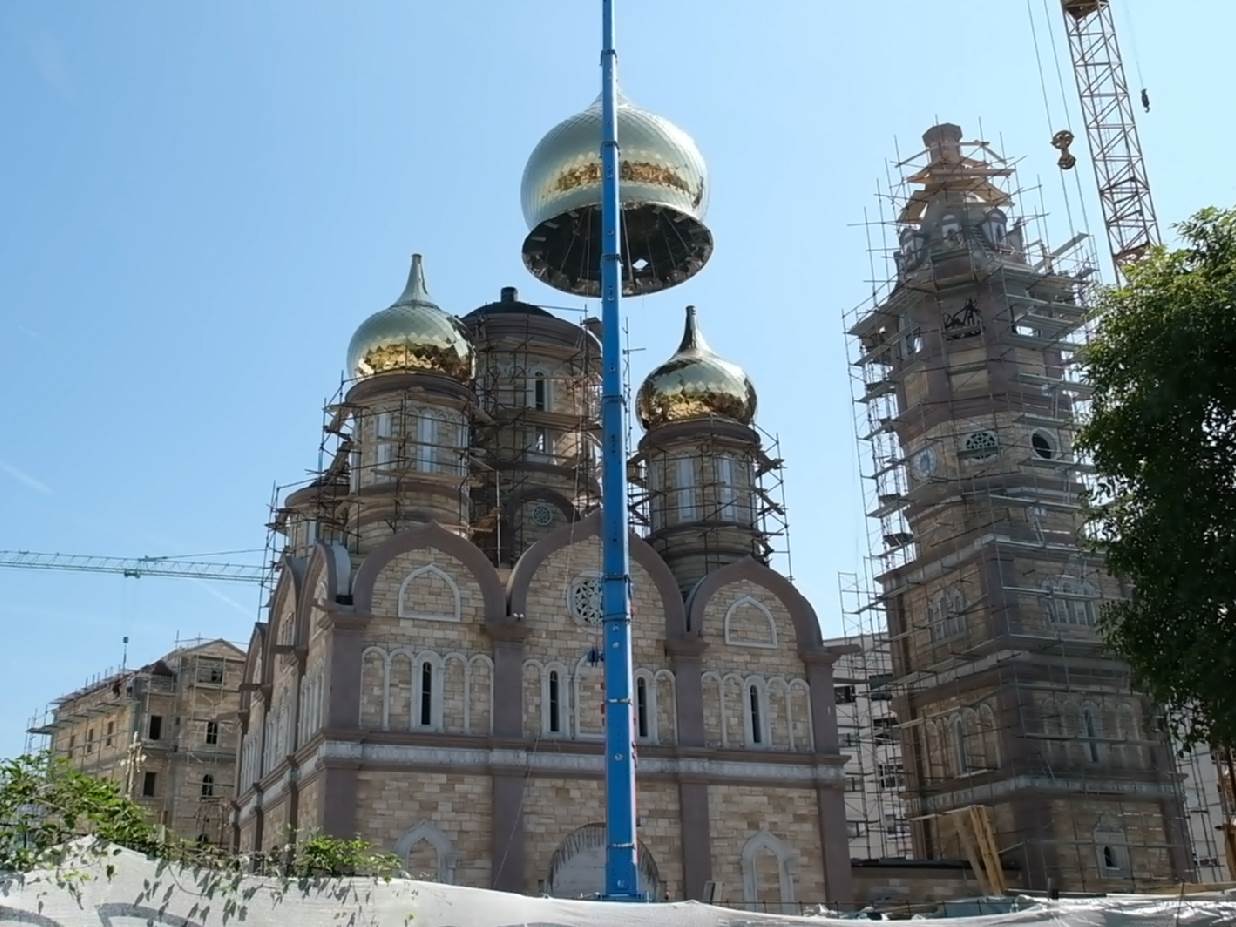 Постављене куполе на српско-руски храм у Бањалуци