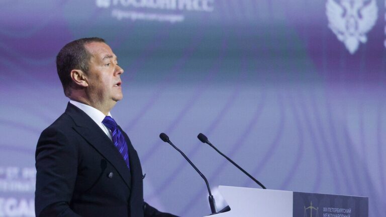 Дмитриј Медведев: Ако НАТО буде обарао наше дронове изнад Украјине, то ће значити рат