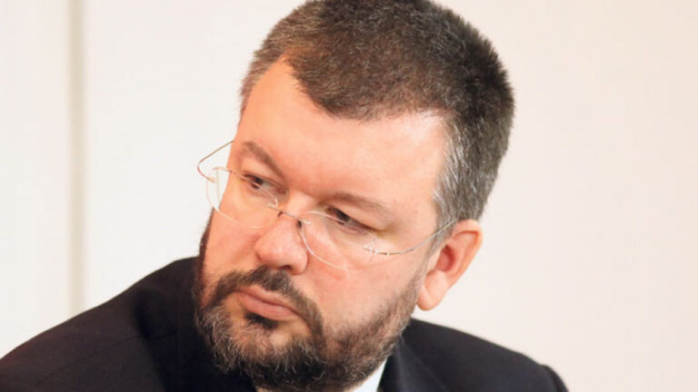 Пале кућу па онда помажу да се пожар угаси