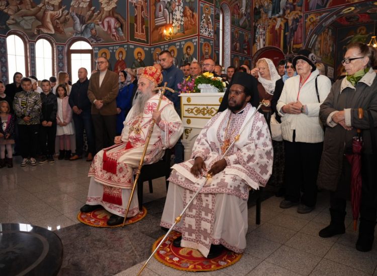 Митрополит Фотије и епископ Силвестер из Уганде у Бањи Врућици