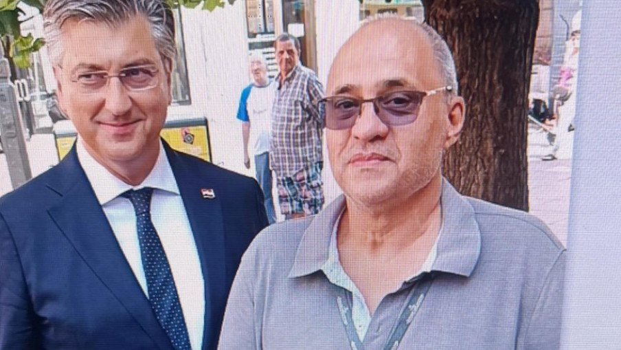 Терориста испред Скупштине у Београду на фотографији са Андрејом Пленковићем