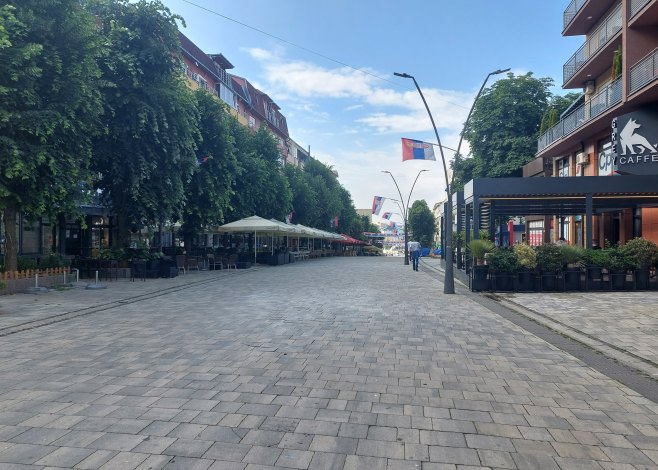 Албанци у спортској хали у Косовској Митровици уклањају црвено-плаве, а постављају зелене столице