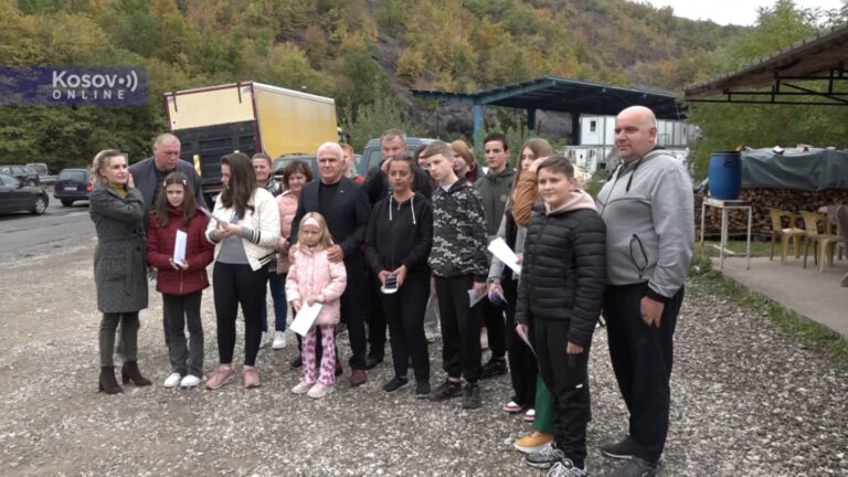 Милорад Арлов на Јарињу подијелио стипендије дјеци са Косова и Метохије