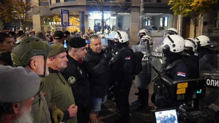 МУП привео 37 људи који су учествовали у нарушавању реда и мира испред Скупштине