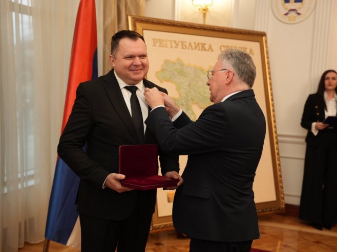 Калабухов уручио одликовање министру Будимиру