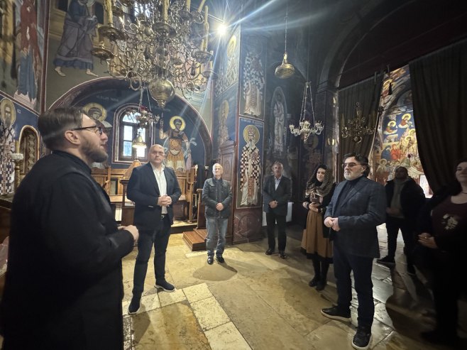 Делегација из Србије уручила помоћ манастирима Драговић и Крка