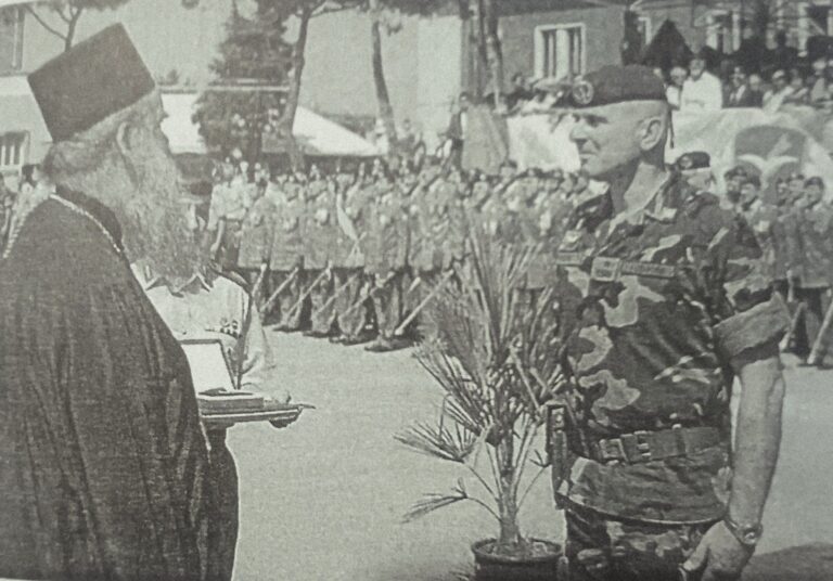 Амфилохије 2004. године одликовао италијанску бригаду Фолгоре