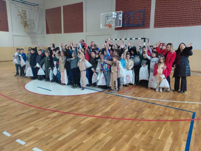 Пакетићима обрадовани ученици ОШ „Стана Бачанин“ у Лешку код Лепосавића