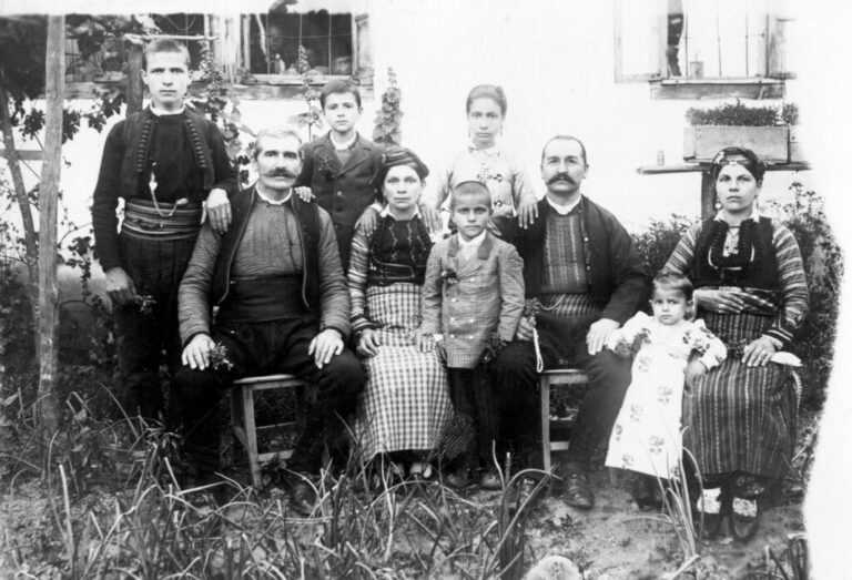 Ко заборави претке, изгубиће потомке!