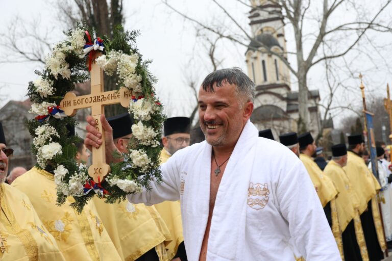 БОГОЈАВЉЕЊЕ – Широм Републике Српске одржано пливање за Часни крст