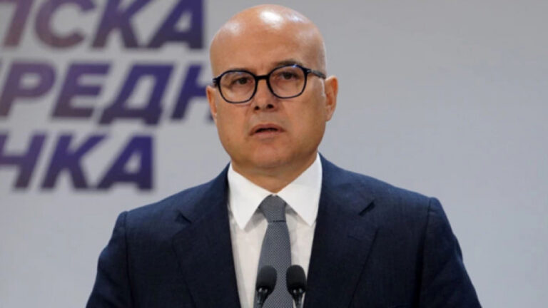 Испред СНП се окупила шачица екстремиста којима смета Матица српска