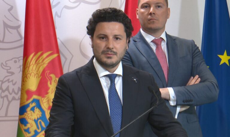 Полицији је успио побјећи и споменик