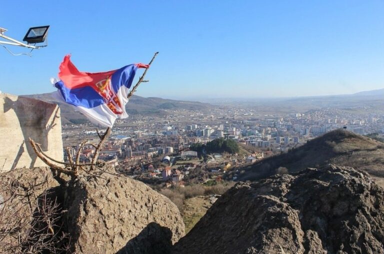 Срби у гето, Албанци на Запад