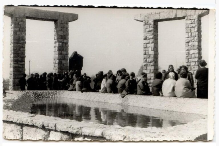 Споменик у Госпићу жртвама геноцида