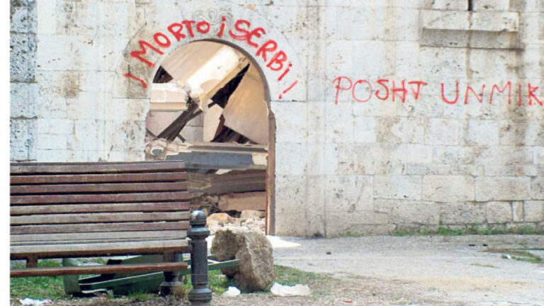 Призрен у пламену у мартовском погрому