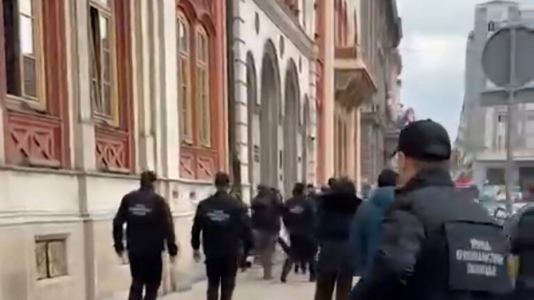 Полиција ушла у зграду Ректората у Београду