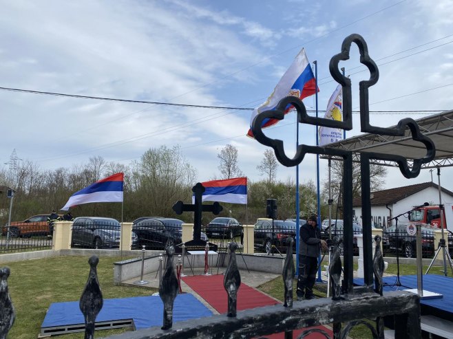 Положени вијенци код спомен-крста у Сијековцу поводом 34 године од злочина над Србима