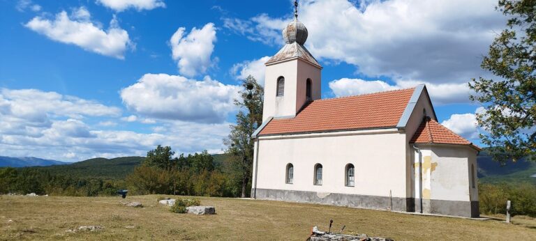 Мигранти провалили у српске куће и цркву, мјештани Трубара у страху