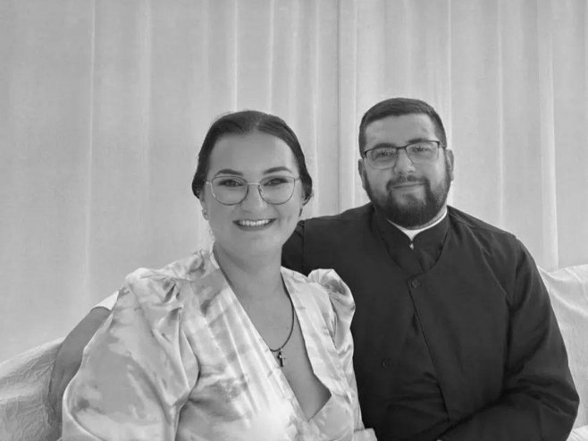 Парохијани се опраштају од свештеника и супруге погинулих на путу Брод – Дервента