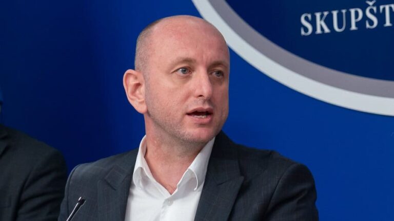 Више би вољели да им на прославу годишњице независности дође Вучић него читава ЕУ и Уједињене нације