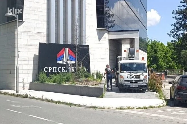 Уклоњена табла „Српска кућа“ у Брчком