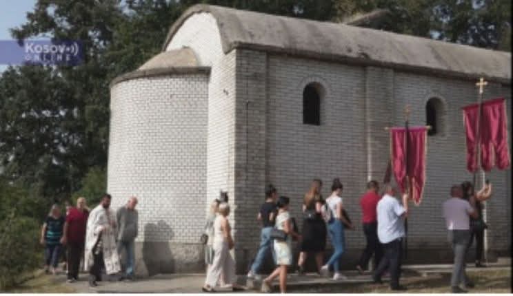 Прогнани Срби достојанствено издржали провокације Албанаца на Свете Враче у Липљану