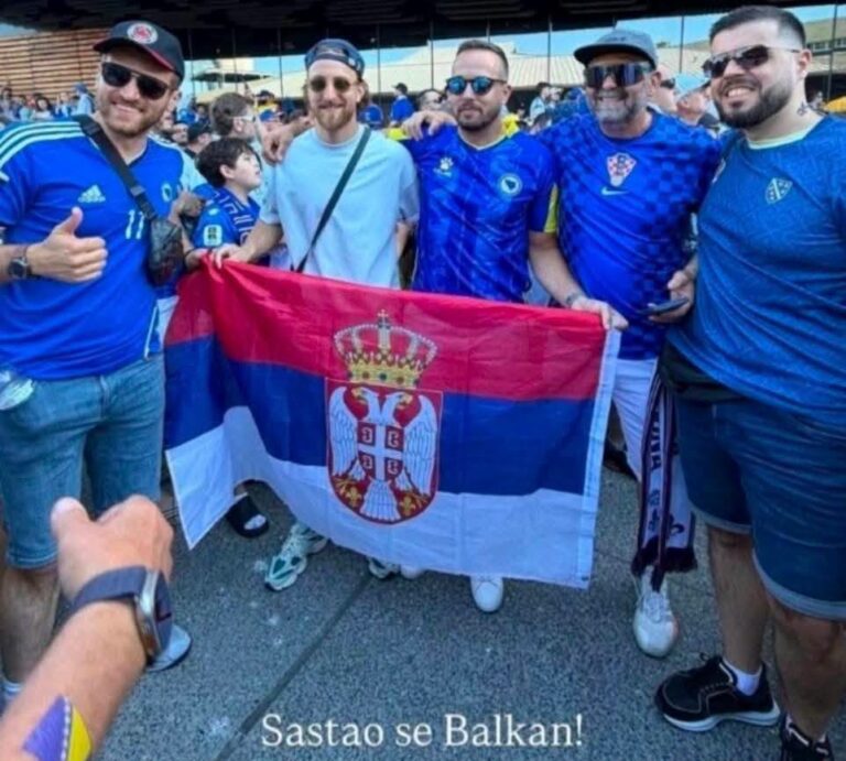 Зашто бошњачки медији лажу у вези са крађом српске тробојке у Америци?