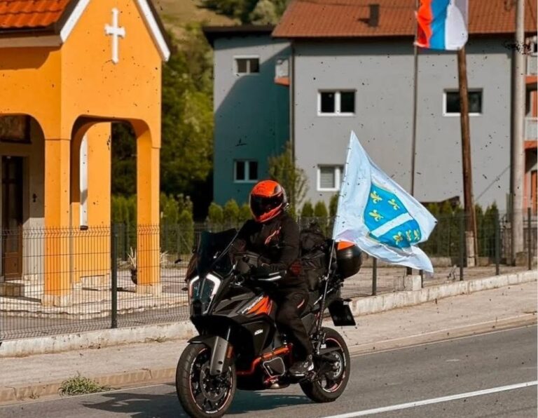 Перфидне провокације у Сребреници – ратним заставама и туђим симболима на српске ране