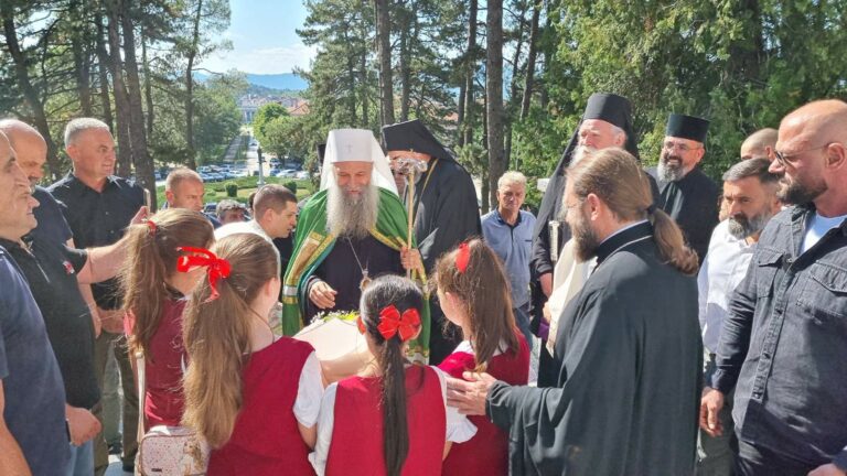 Патријарх Порфирије свечано дочекан у Никшићу