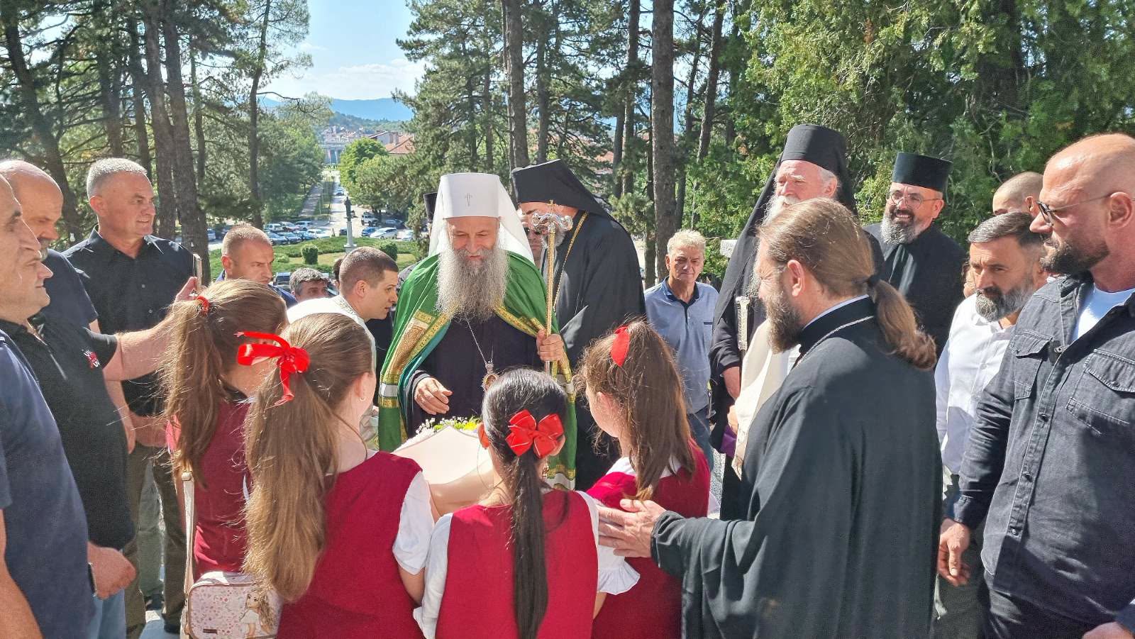 Патријарх Порфирије свечано дочекан у Никшићу