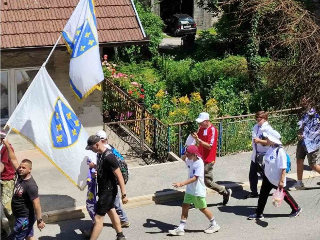 Учесници тзв. марша мира са бијелим заставама са љиљанима у Сребреници