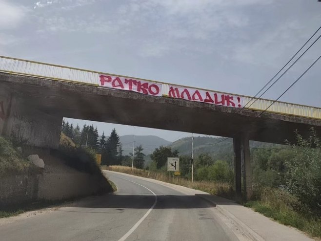Ратко Младић на надвожњаку изнад пута Пале – Јахорина