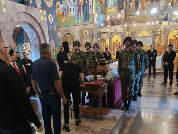Грађани у мимоходу, 300 свештеника у цркви Светог Луке на Видиковцу