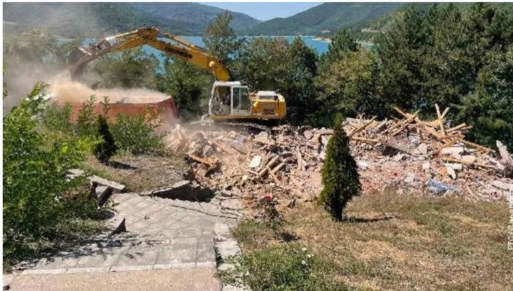 Рушење капеле Свете Тројице на Газиводама