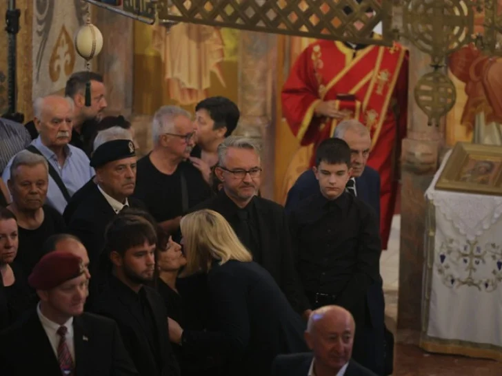 Породица генерала Младића уз његов одар