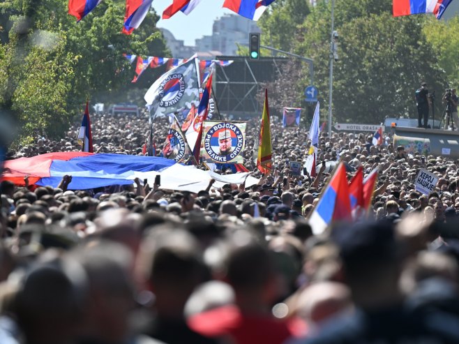 Ријека људи испраћа генерала Ратка Младића