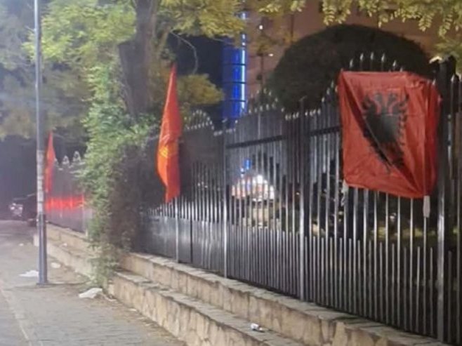 На згради општине Липљан постављена велика застава тзв. ОВК