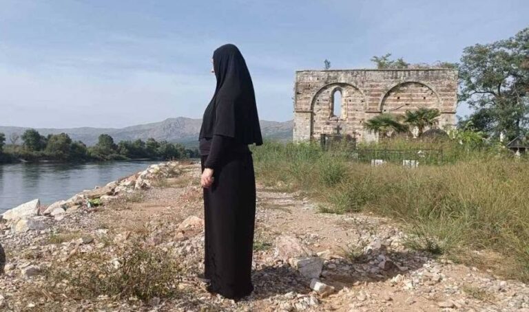 Залазак Сунца испред манастира Светог Сергија и Вакха на ријеци Бојани код Скадра