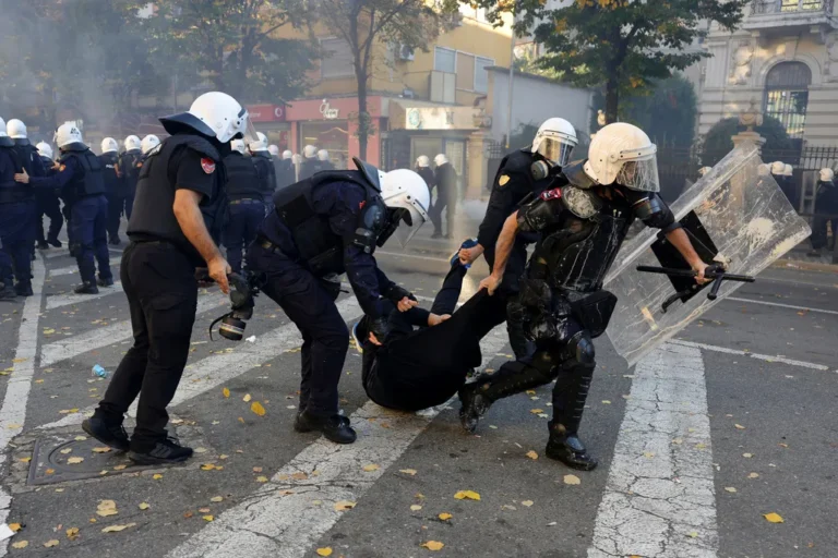Повријеђено 156 људи током студентских демонстрација